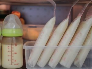 Cách hâm nóng sữa mẹ để tủ lạnh