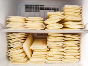 cách nhận biết sữa mẹ rã đông bị hư