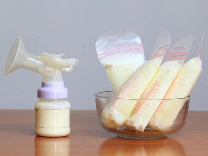Sữa mẹ bị hỏng sẽ có mùi hoặc vị lạ 