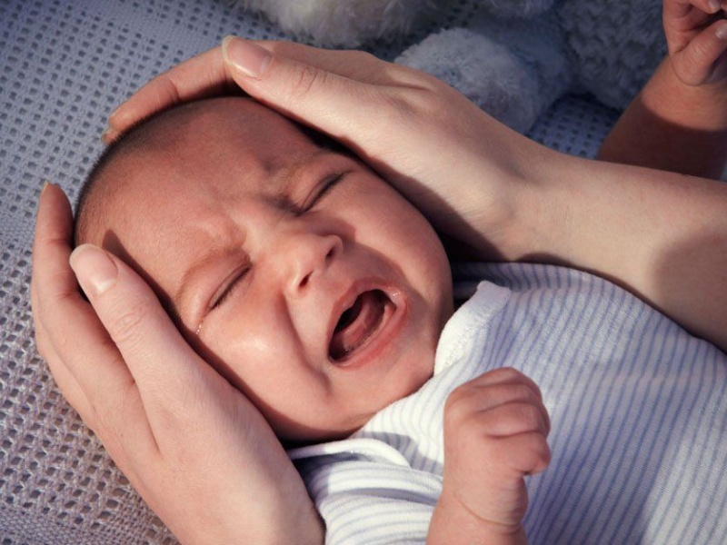 Dấu hiệu sữa mẹ thiếu chất là trẻ ngủ không ngon giấc và quấy khóc ban đêm