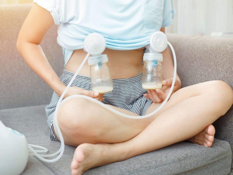 Mẹ khó hút sữa bằng máy do lượng sữa ít