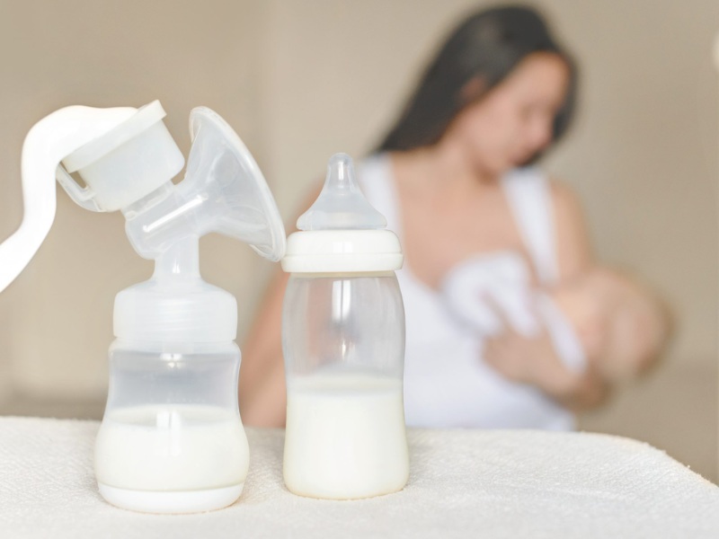 Máy hút sữa giúp dự trữ sữa cho bé khi mẹ không ở bên cạnh