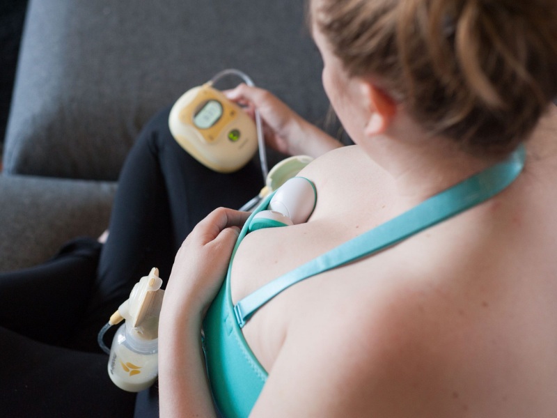Massage ngực nhẹ nhàng trước khi dùng máy hút sữa