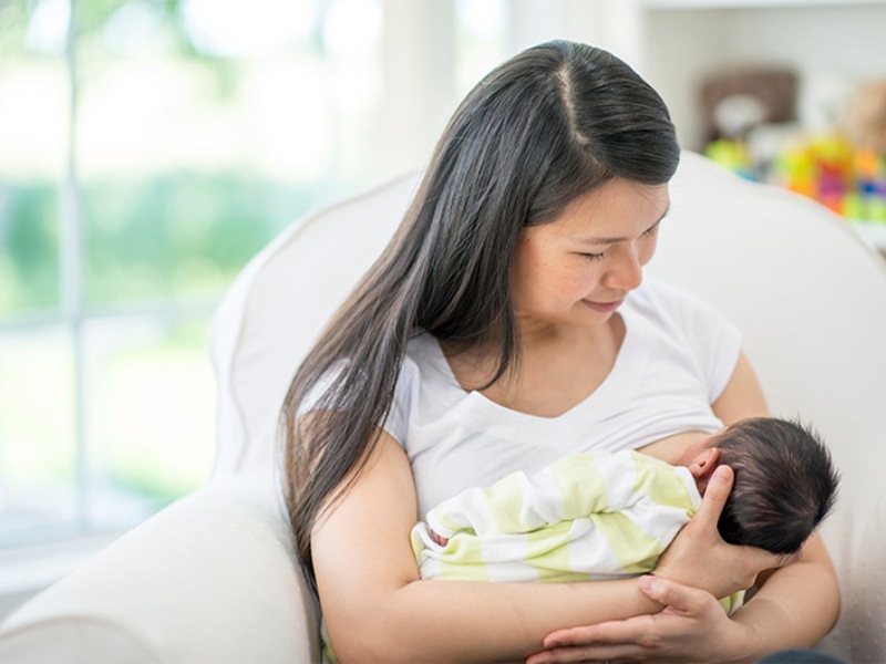 Trẻ sơ sinh bú lắt nhắt sẽ ảnh hưởng sự phát triển của bé và khiến mẹ mệt mỏi