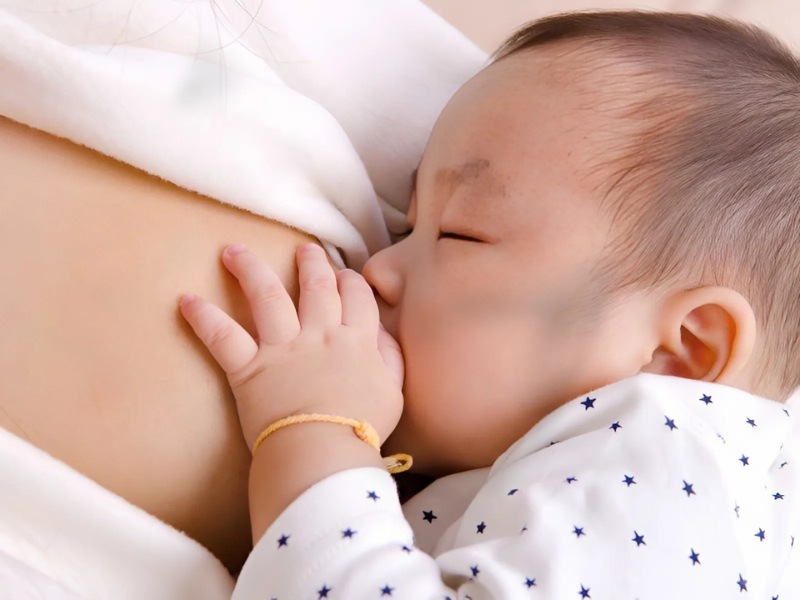Cách khắc phục bé bú lắt nhắt là tận dụng tiếp xúc da của mẹ và bé