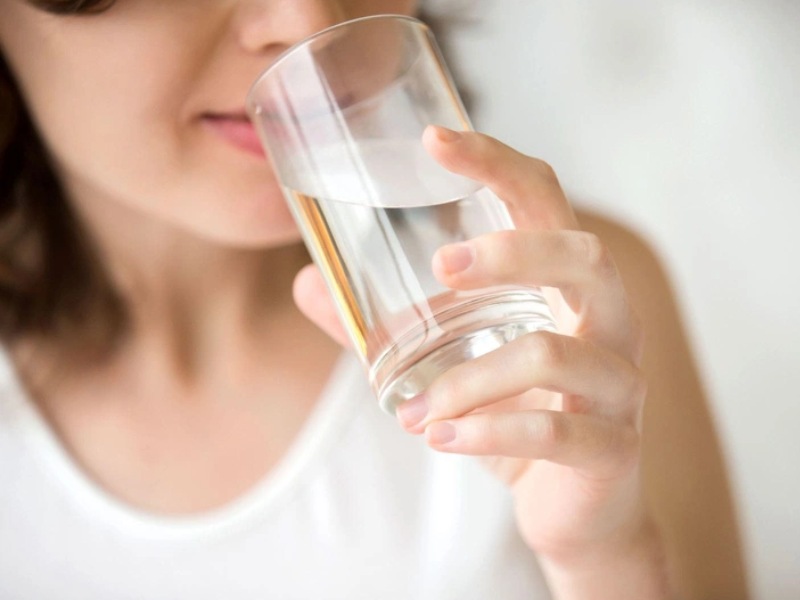 Sữa mẹ ít phải làm sao để kích sữa? Uống nhiều nước