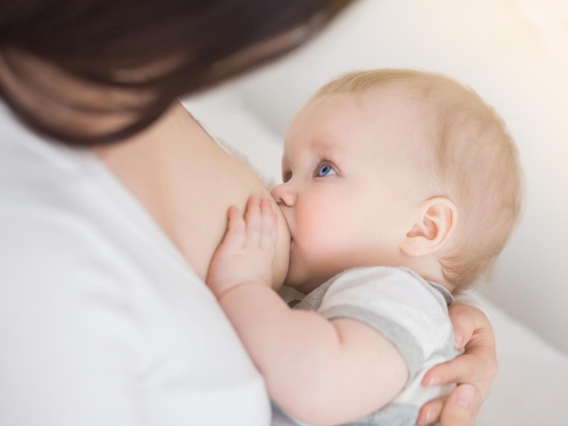 Cho bé bú đúng cách để sữa mẹ tiết ra nhiều