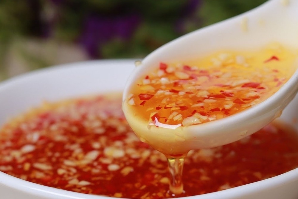 Nước sốt trộn nộm chua ngọt rất phù hợp để trộn gỏi đu đủ, gỏi gà xé hoặc gỏi tai heo