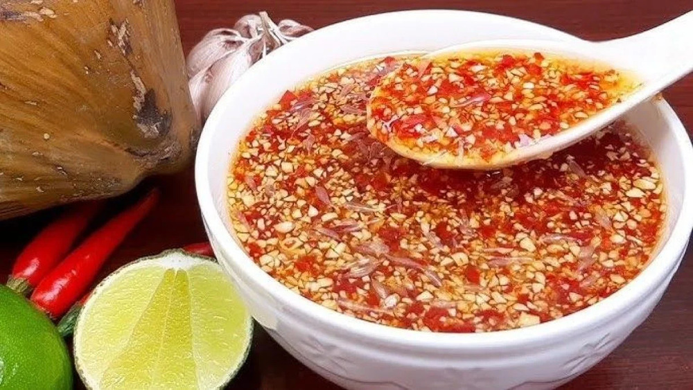 Nước sốt trộn gỏi chanh tỏi ớt có vị cay nồng đặc trưng